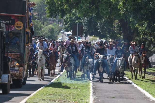 Cavalos e touros descem Afonso Pena para divulgar torneio de la&ccedil;o