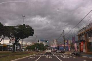 Tempo com céu nublado na Avenida Afonso Pena, em Campo Grande (Foto: Paulo Francis)