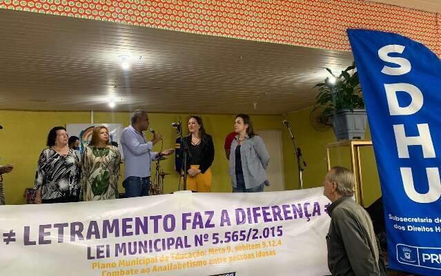 Prefeitura lan&ccedil;a projeto de alfabetiza&ccedil;&atilde;o voltado aos idosos