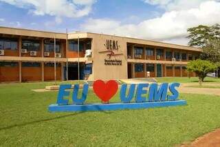 Letreiro em frente da Universidade Estadual de Mato Grosso do Sul, na unidade de Campo Grande (Foto: Divulgação/UEMS)
