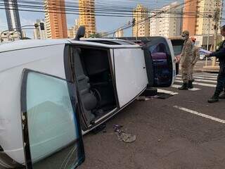 Carro tomba depois de colis&atilde;o em cruzamento na Rua 13 de Junho