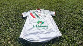 Camisa do Operário Caarapoense no gramado do Estádio Carecão (Foto: Divulgação/Operário Caarapoense)