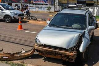 Jeep atinge traseira de outro carro, arranca sem&aacute;foro e condutor foge