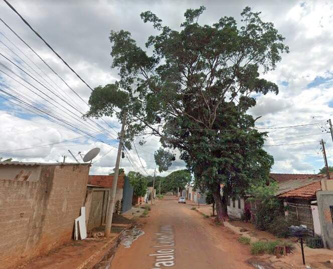 Retirar árvore condenada custa R$ 4 mil e moradores temem queda há 14 anos 