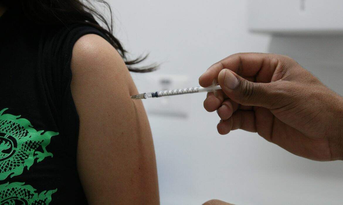 Mutirão de vacinação acontece em oito pontos neste sábado