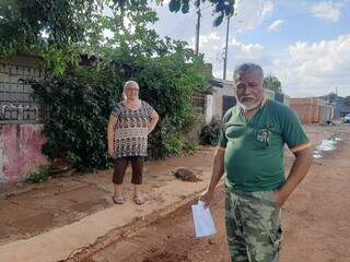 Antonio Ferreira e Dona Araci contando sobre os problemas da árvore (Foto:Ana Beatriz Rodrigues)