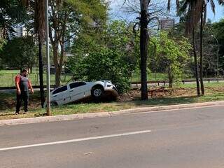 Carro desce de r&eacute; e coqueiro impede queda em c&oacute;rrego