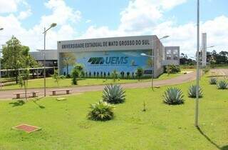Fachada de prédio de campus da UEMS, em Campo Grande (Foto: Divulgação)