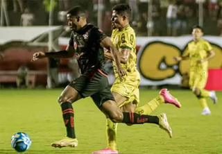 Jogadores disputam a posse da bola no Barradão. (Foto: Victor Ferreira/Vitória)