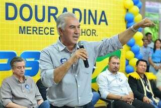 Reinaldo Azambuja discursando no evendo em Douradina (Foto: Divulgação)