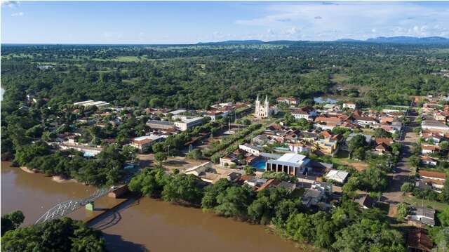 Caminhoneiro atropela ajudante que abria porteira e rapaz morre 