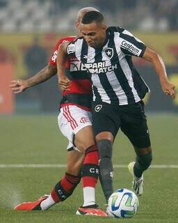 Jogadores disputam a posse da bola no Nilton Santos. (Foto: Vitor Silva/Botafogo)