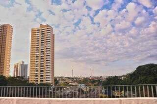 Céu de Campo Grande na manhã deste sábado. (Foto: Paulo Francis)