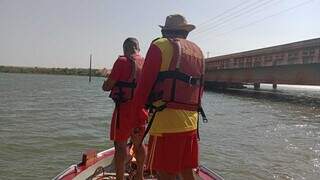 Ponte sobre o Rio Correntes ao fundo, militares seguem trabalhando no local onde vítima escorregou para tirar foto e desapareceu (Foto: Sidney Assis)