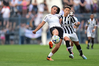 Jogadoras disputam a posse da bola durante confronto entre Corinthians e Santos, válido pelo Brasileirão Feminino. (Foto: Staff Images/CBF)