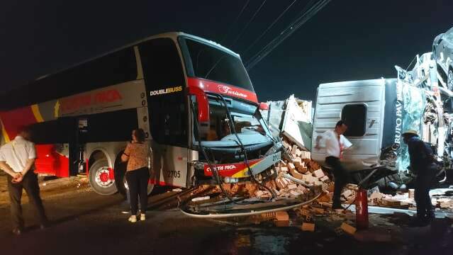 Caminh&atilde;o carregado de tijolos e &ocirc;nibus com 42 passageiros batem na Capital