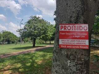 Placa afixada em árvore traz avisos preconceituosos e afirma que local é vigiado por câmeras de segurança (Foto: Direto das Ruas)