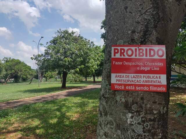 Moradora coloca placa e pro&iacute;be despachos e oferendas em pra&ccedil;a