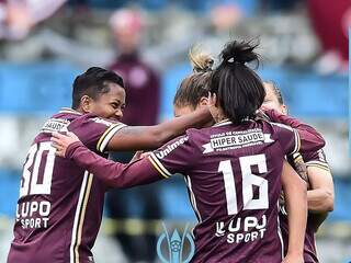 Jogadoras da Ferroviária comemoram gol de Luana. (Foto: Staff Images/CBF)