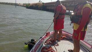 Três bombeiros mergulhadores estão no local tentando encontrar jovem que se afogou no Rio Correntes (Foto: Sidney Assis)