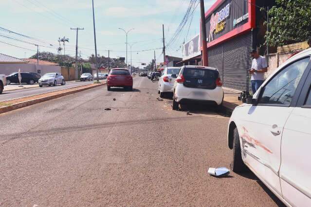 Motorista perde controle e bate em tr&ecirc;s carros estacionados