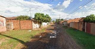 Rua da casa onde o rapaz se escondeu após ser agredido em conveniência (Foto: Google Street View)