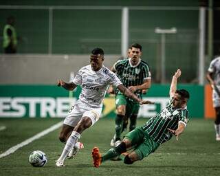 Jogadores disputam a posse da bola. (Foto: Raul Baretta/Santos)