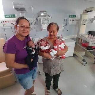 Verônica ao lado da mãe e dos filhos trigêmeos no hospital. (Foto: Arquivo pessoal)