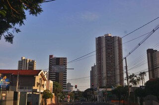 Céu aberto na reginão central de Campo Grande (Foto: Paulo Francis)