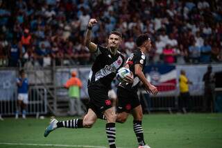 Vegetti comemora gol que igualou o placar nos pênaltis. (Foto: Leandro Amorim/Vasco)