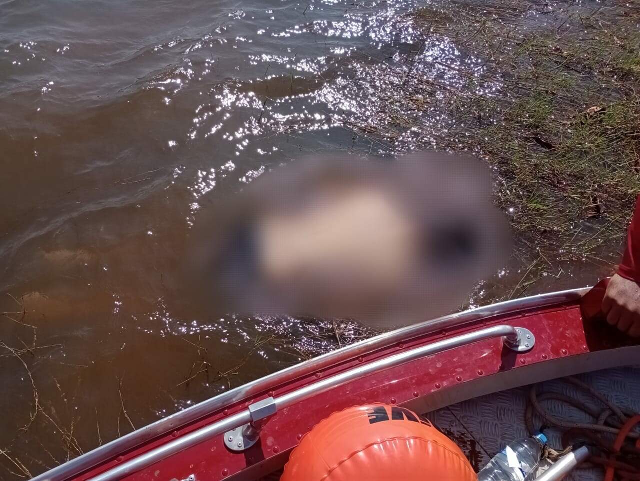 Corpo de rapaz que caiu em rio enquanto tirava fotos é encontrado