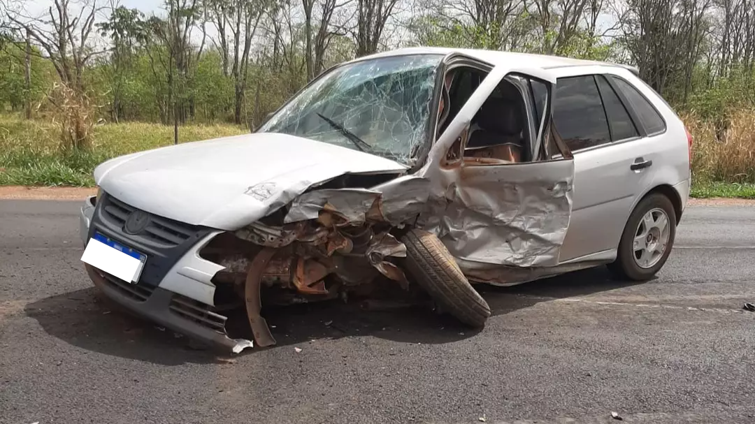 Carros perdem rodas e ficam destruídos após acidente em rodovia