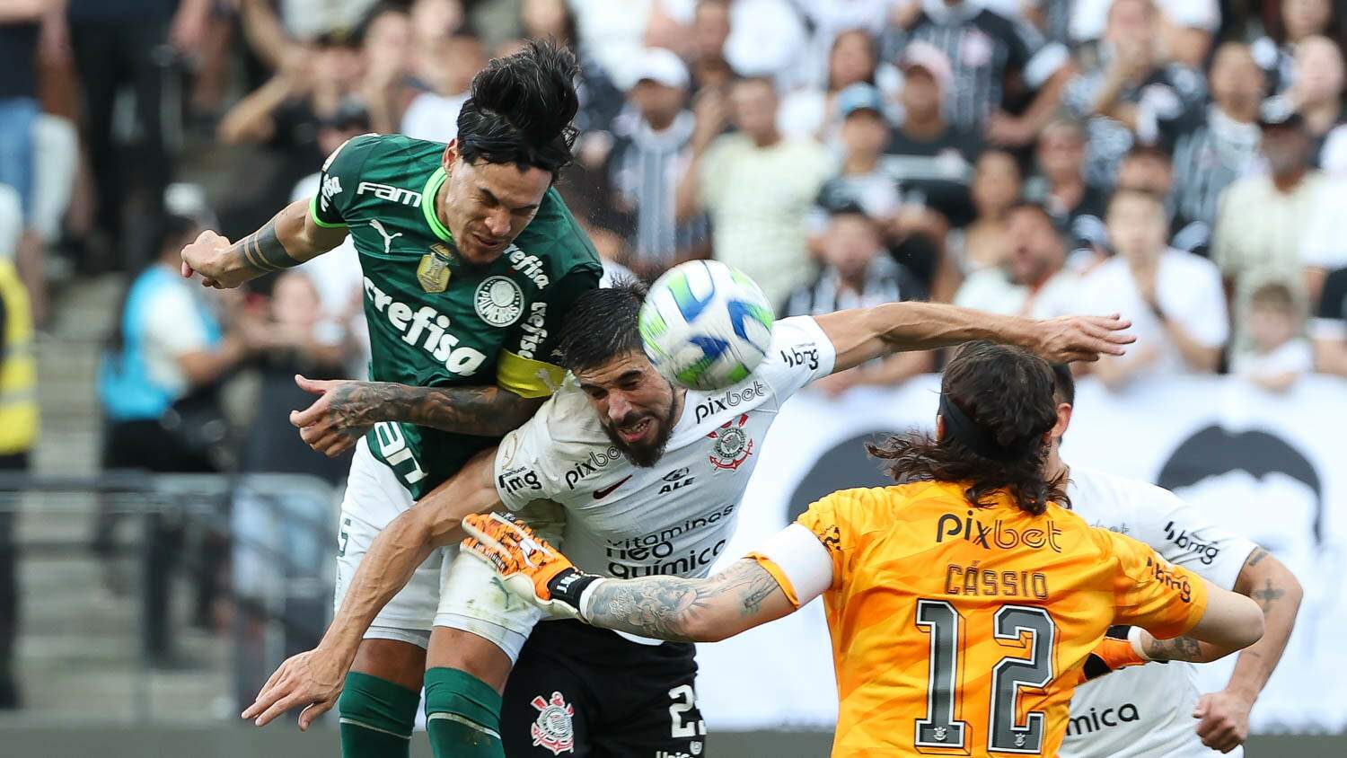 Corinthians e Palmeiras empatam em jogo marcado por expulsões e chances perdidas
