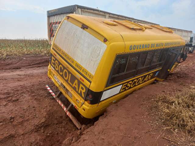 &Ocirc;nibus escolar tomba e tr&ecirc;s ficam feridos em Maracaju