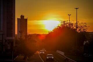 Sol visto dos altos da Avenida Afonso Pena, em Campo Grande (Foto: Henrique Kawaminami)