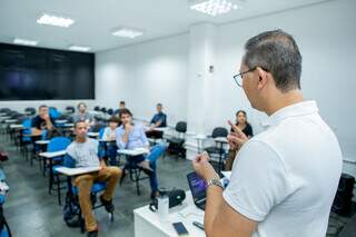 Inscritos em curso de empreendedorismo durante palestra em sala de aula. (Foto: Reprodução/Sejuv)