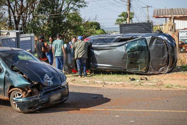 Carro Capota E Vai Parar Em Canteiro Ap S Ve Culo Furar Preferencial