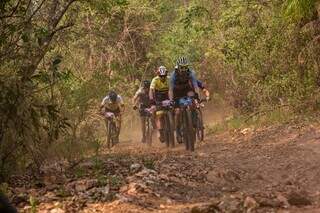 Ciclistas em meio à paisagem natural de Bonito (Foto: Brasil Ride Bonito)