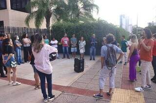 Cerca de 25 pessoas participaram de manifestação em frente ao Fórum de Campo Grande contra o acordo que libera supressão vegetal no Parque dos Poderes (Foto: Paulo Francis)