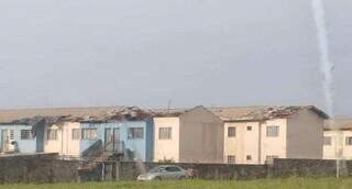 Casas destelhadas por temporal em Naviraí (Foto: Redes sociais)