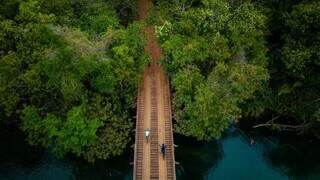 Ciclistas passando por ponte de madeira em Bonito (Foto: Brasil Ride)