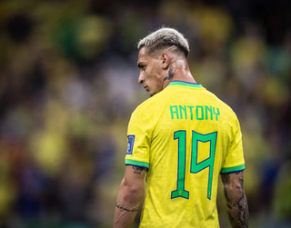 Atacante Antony, do Manchester United, vestindo a camisa da Seleção Brasileira (Foto: CBF)