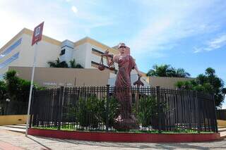 Estátua da deusa Themis em frente ao Fórum onde aconteceu audiência de custódia (Foto: Paulo Francis | Arquivo)