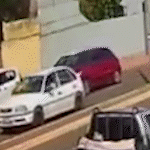 Carro chega a ficar em duas rodas após bater em 3 veículos na Júlio de Castilhos