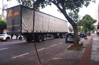 Carreta derruba cabo de energia e causa congestionamento em tr&acirc;nsito 