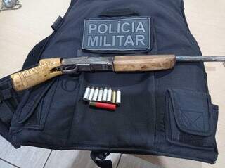 Garrucha apreendida na casa do casal. Arma que o suspeito usava para ameaçar a vítima (Foto: divulgação/PM)