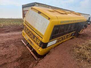 Ônibus escolar tombado em Maracaju. (Foto: Corpo de Bombeiros)