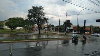 Chuva atingiu Rua Duque de Caxias, no Centro de Ponta Porã (Foto: Tompell Hostel & Pousada Bem-Te-Vi)