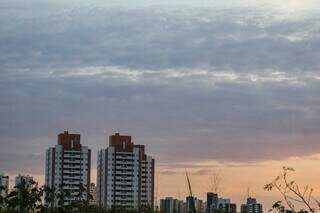 Céu de Campo Grande com algumas nuvens nesta manhã (Foto: Henrique Kawaminami)