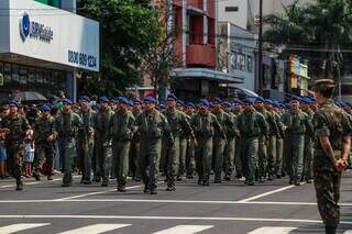 Militares desfilando no ano passado (Foto: arquivo / Henrique Kawaminami)